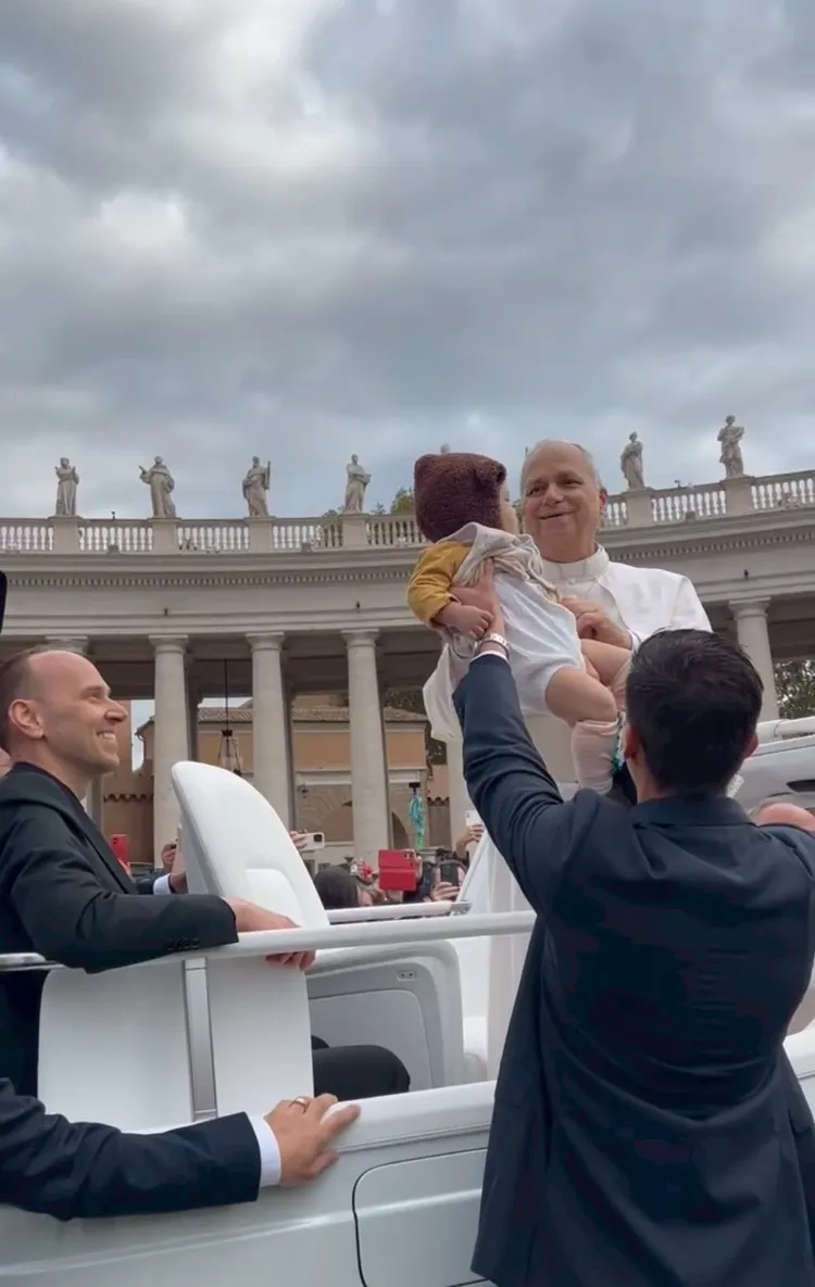 來自台灣的父母感動小孩被教宗抱起。翻攝自Threads @yashienglin