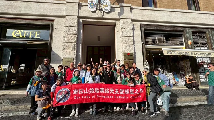 台灣朝聖團留影。翻攝自Threads @yashienglin