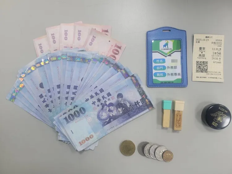 警方逮捕黃姓車手，並查獲1萬8千餘元、工作證及印章等工具。翻攝畫面