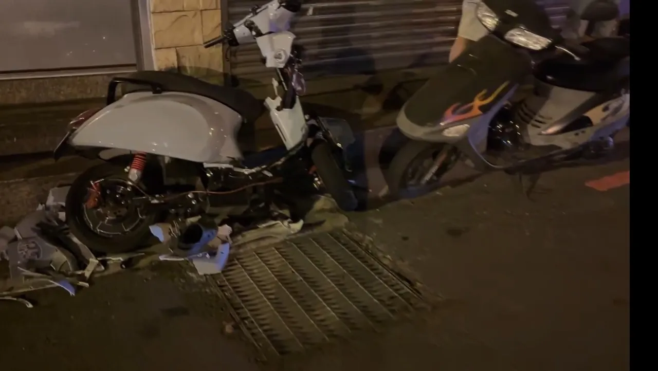 少年騎乘的微型二輪電動車被撞毀。民眾提供