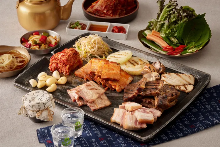 台北喜來登十二廚「韓國美食節」吃的到最正宗的韓式美食，韓式烤肉以水果與啤酒軟化肉質，醬香入魂、果香清爽不膩，假日升級更帶骨牛小排。台北喜來登大飯店提供