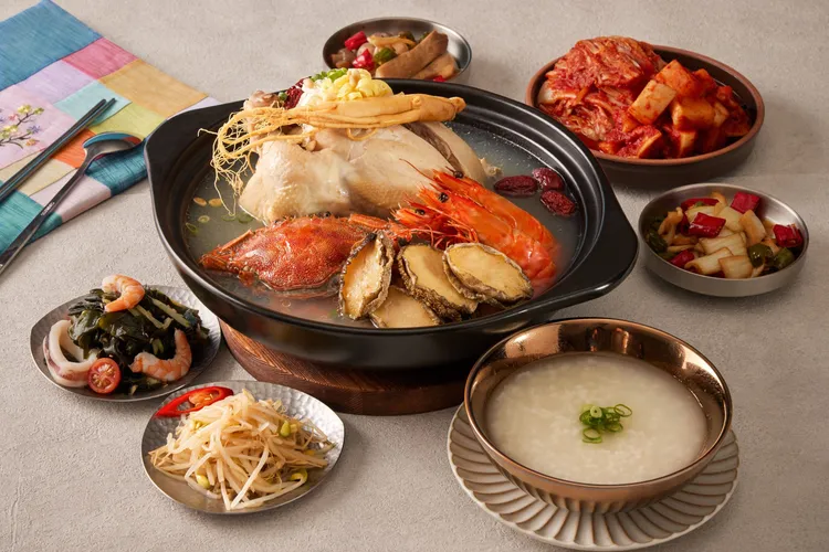 十二廚推出「鮑魚海鮮人蔘雞粥」，KAI主廚以韓國高麗蔘慢火熬煮1個半小時，湯頭香醇濃郁、雞肉軟嫩，滋補暖身、正宗韓味。台北喜來登大飯店提供