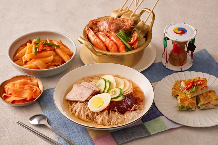 十二廚匯集經典韓式美味，從口感Q彈辣炒年糕、鮮香海鮮煎餅、清爽牛肉水冷麵，到外酥內嫩的韓式炸雞，一次滿足韓食控。台北喜來登大飯店提供