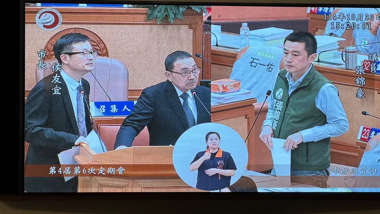 張錦豪爆料這名小霸王的暴力問題，學校已盡全力輔導，但依照法規國小尚不能請警察少年隊進校園處理紛爭，反而是該學生鬧事後還主動報警。曾佳俊攝