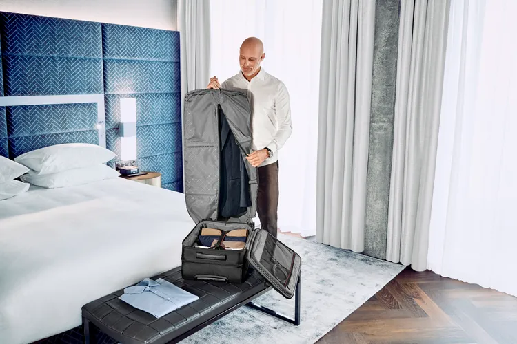 Werks Traveler 7.0系列旅行箱打造出可吊掛的西裝收納空間。品牌提供