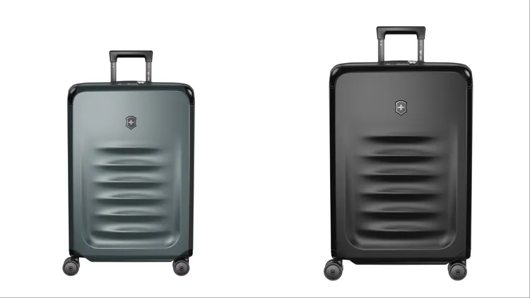 Victorinox Spectra 3.0可擴展式旅行箱風暴灰M（左）2萬6000元、可擴展式旅行箱黑色L（右）2萬8000元。品牌提供