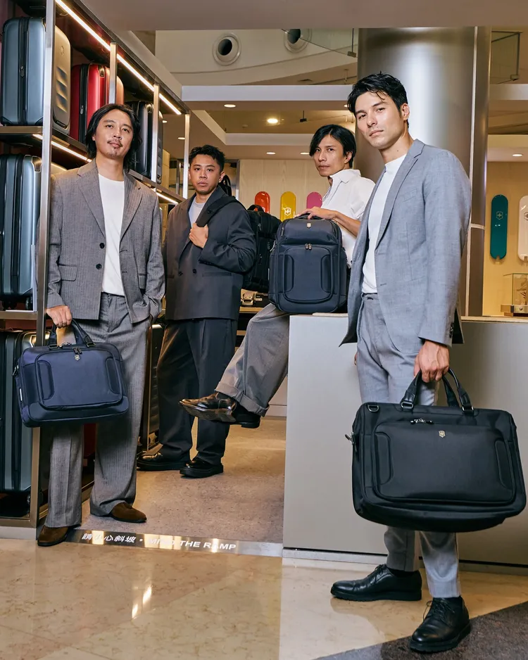 鳳小岳（右）與他的樂團「壓克力柿子」紛紛拎上Victorinox Werks Traveler 7.0系列。品牌提供