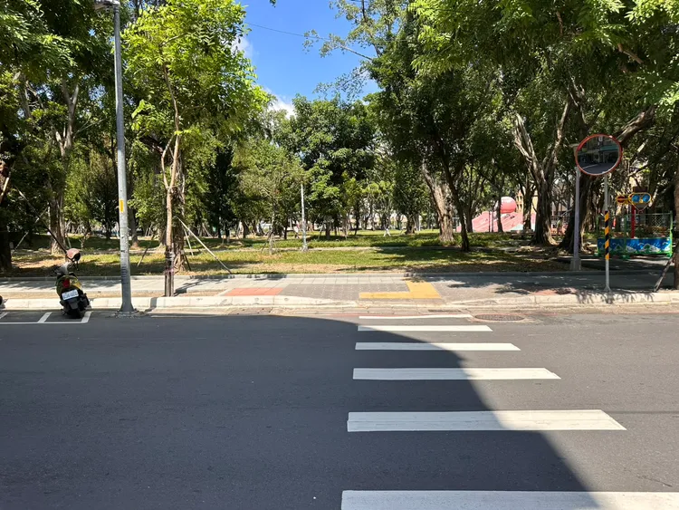 溪頭公園道路與公園人行道無障礙銜接，方便輪椅族及推嬰兒車通行。公所提供