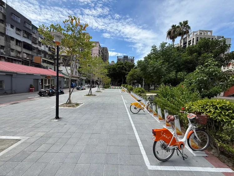 溪頭公園人行道改善後更為平坦安全。公所提供