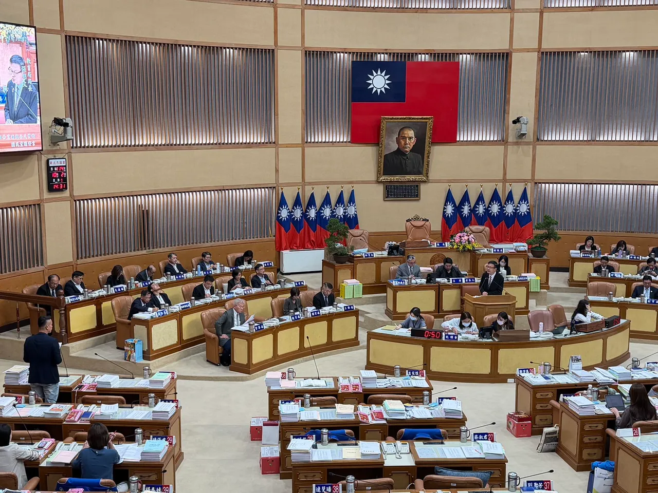 陈伟杰质询新北教育局长张明文有关校园青少年坠楼案频发原因与预防。曾佳俊摄