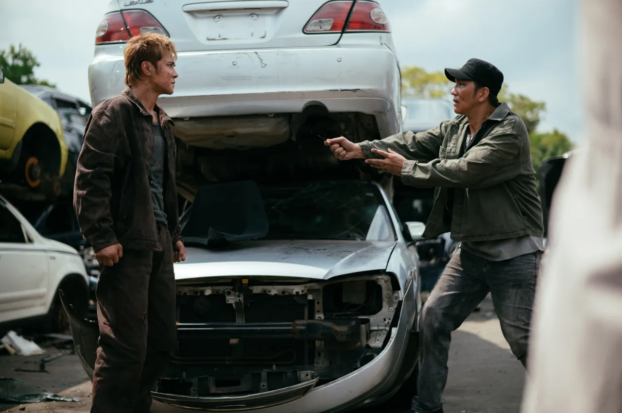 罗志祥（左）在MV遭到诈骗，与担任车手的马志翔有精彩对手戏。华纳音乐提供