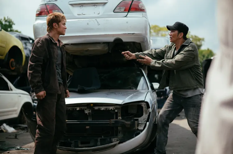 羅志祥（左）在MV遭到詐騙，與擔任車手的馬志翔有精彩對手戲。華納音樂提供