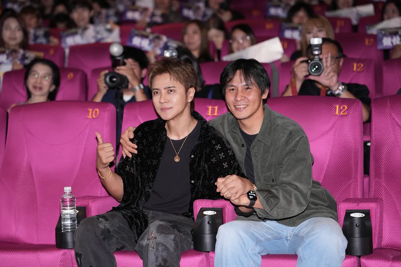 小猪（左）与导演邬鹤宏一起与粉丝观看MV特映。彭欣伟摄