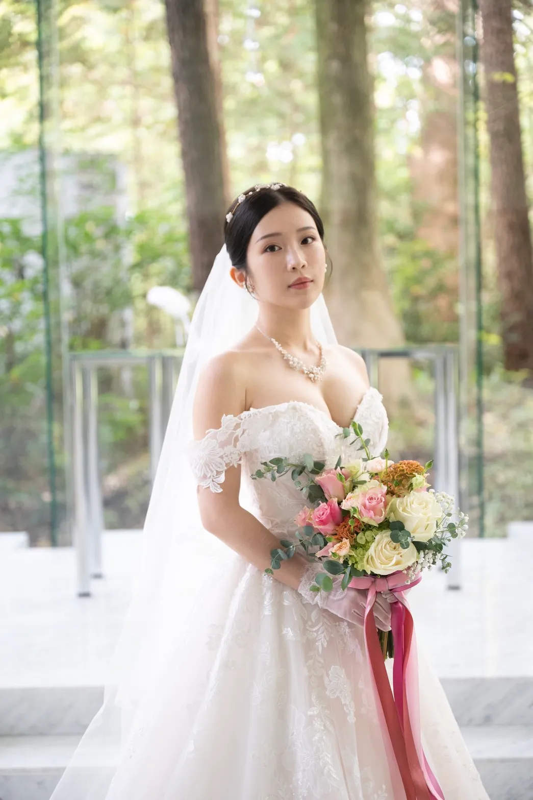 郑家纯(左)穿著典雅婚纱。千巡影世康姐提供
