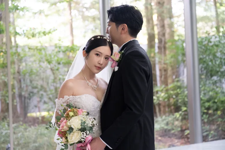 鄭家純（左）依偎在老公肩上，非常甜蜜。千巡影世康姐提供