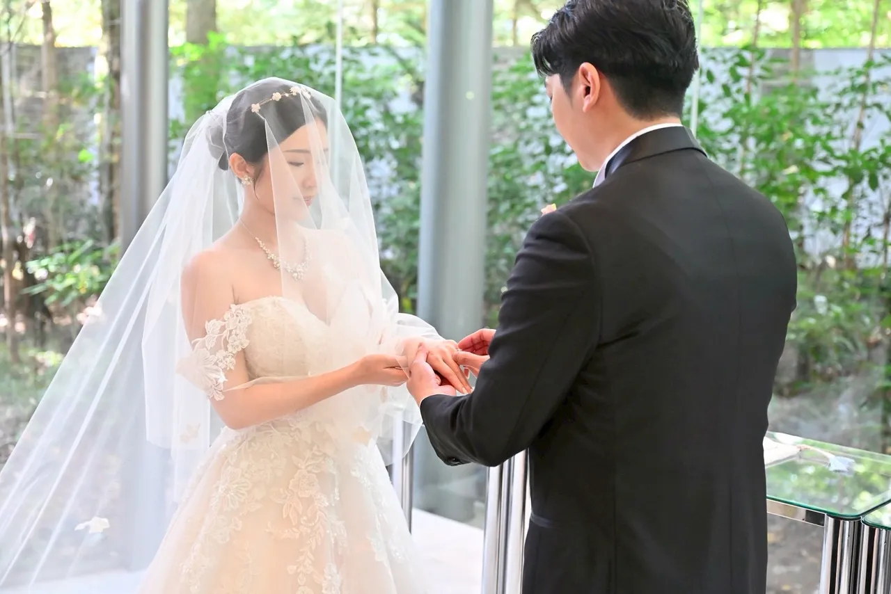 老公为郑家纯(左)戴上婚戒。千巡影世康姐提供