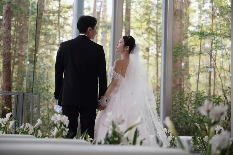 鄭家純（右）和老公在婚禮上深情對望，互許終身。千巡影世康姐提供