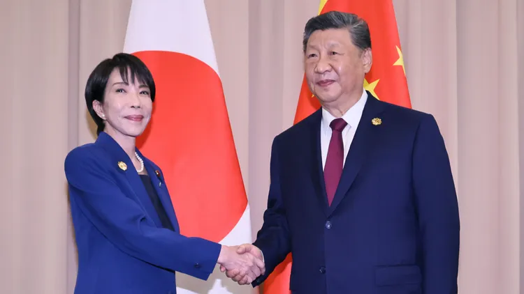 高市早苗(左)与习近平会面。路透