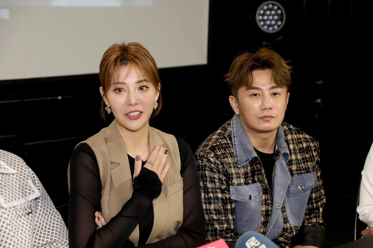 郭婷筠（左）与老公彭正。彭欣伟摄