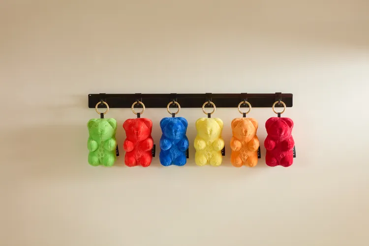 HOLA X HARIBO聯名迎來第二波，全新秋冬配色共6款繽紛口味，每隻小熊皆附專屬娃包。業者提供