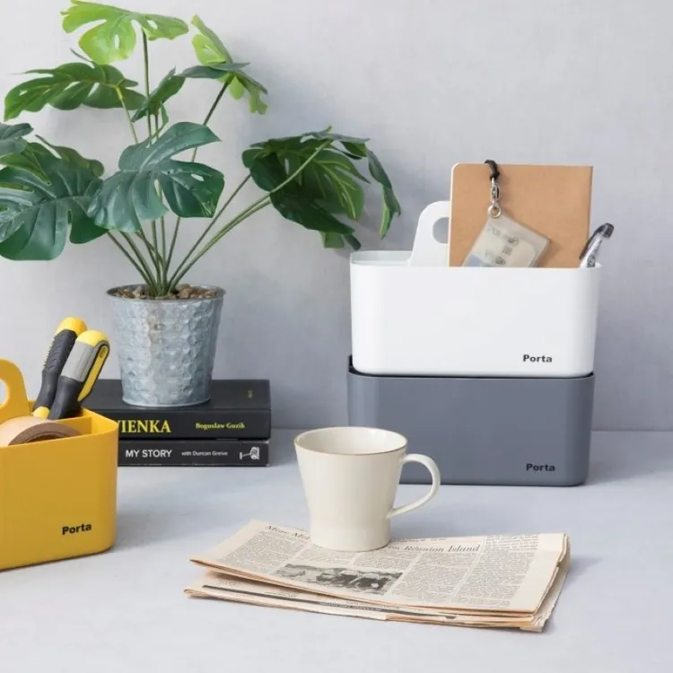 卡控們必備的出卡材料相當繁複，「韓國LITEM手提可堆疊分隔收納盒」最多可分出5格收納空間，硬卡套、厚紙板、紙膠帶、標籤紙、氣泡袋等小物，都可以獨立收納。業者提供