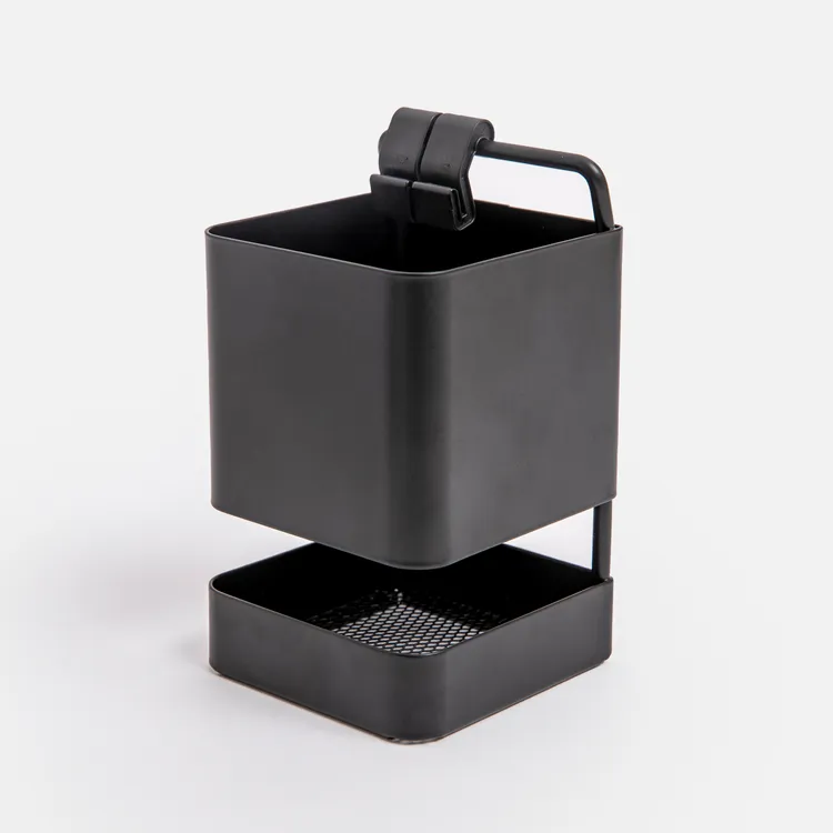 「INK鐵製烤漆壁掛餐具架」則可收納螢光棒、演唱會手燈、團扇，再搭配「INK不鏽鋼烤漆壁掛掛桿」即可輕鬆上牆，一字排開展示心愛的藏品。業者提供