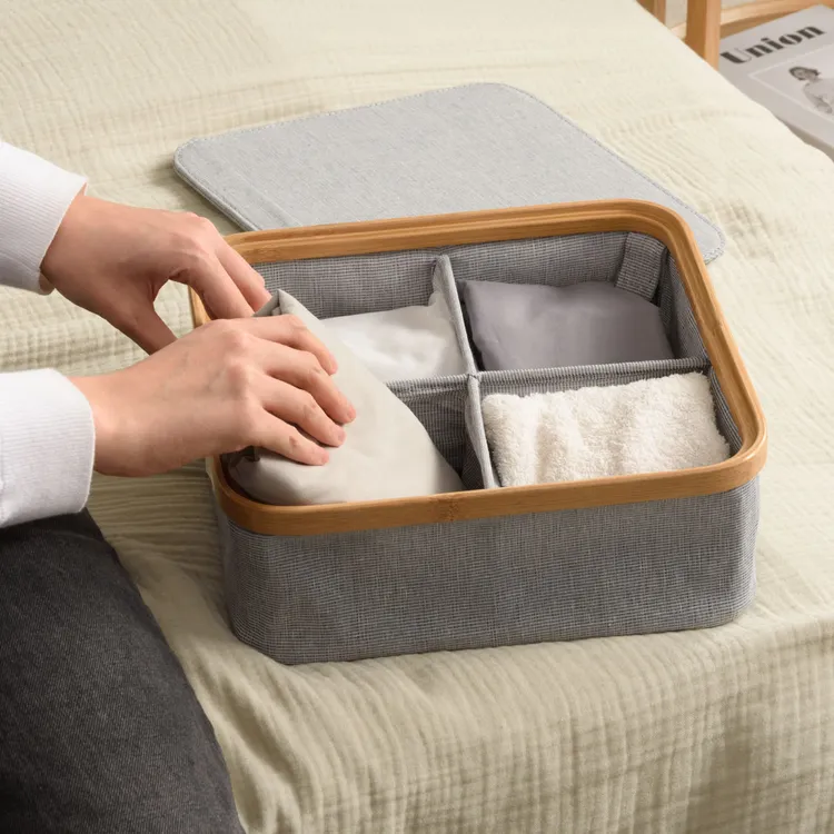 如家中有毛小孩則建議選擇「GUDEE KIM加蓋分格收納盒四格」，加蓋設計具有防塵功能，減少打包小卡時沾上的毛髮。業者提供