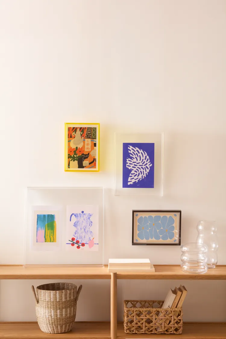 手邊有太多的折疊海報和明信片，「伊登壓克力畫框」有兩種方向的掛扣，直式橫式海報都可自由吊掛，透明度較一般畫框更高，能夠真實地展示海報細節。業者提供