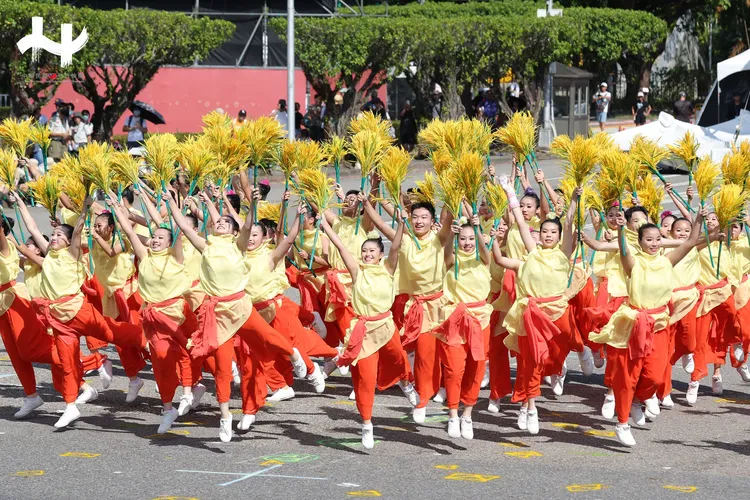 主題表演的下一個節目則是美和科技大學熊鷹儀隊及海軍陸戰隊樂隊 ，共同以「熊鷹凌空　樂儀忠誠」為題表演。取自臉書「中華民國 讚國慶」
