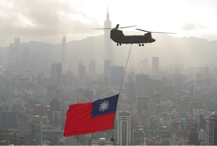 陸軍航空特戰指揮部CH-47將吊掛國旗進場。慶籌會提供