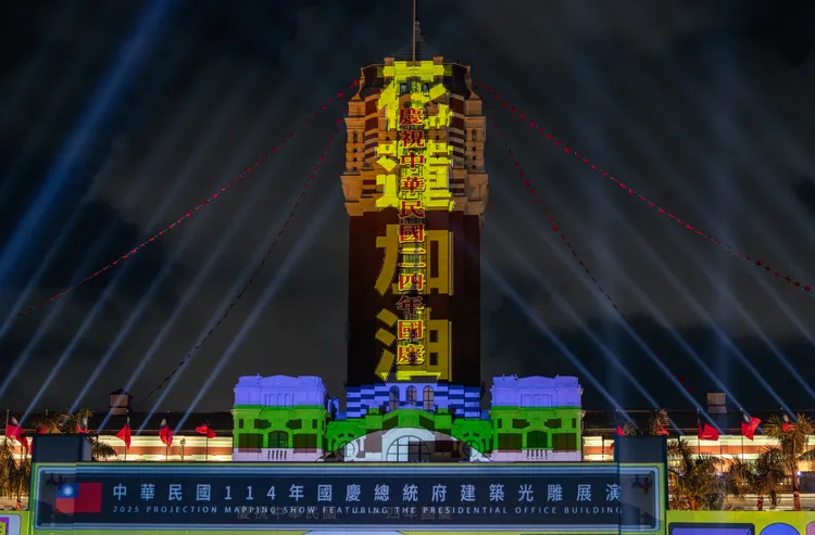 總統府前的建築光雕展演「不要轉台 馬上回來」也登場。總統府提供