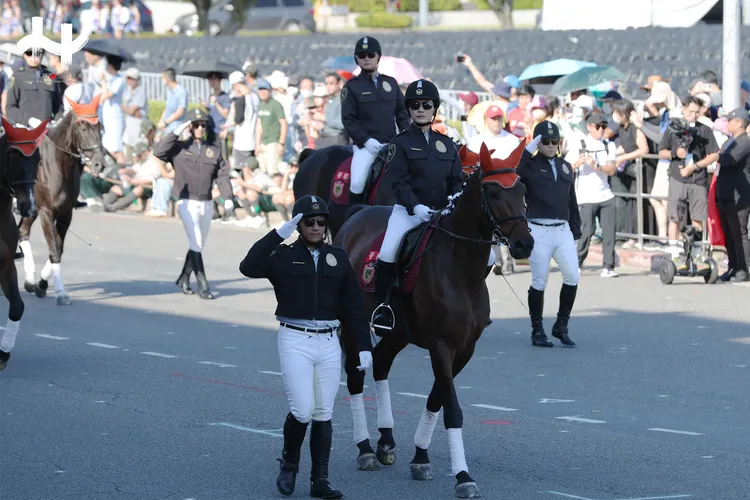 主題表演則由新北市政府警察局騎警隊、憲兵指揮部快速反應連打頭陣。取自臉書「中華民國 讚國慶」