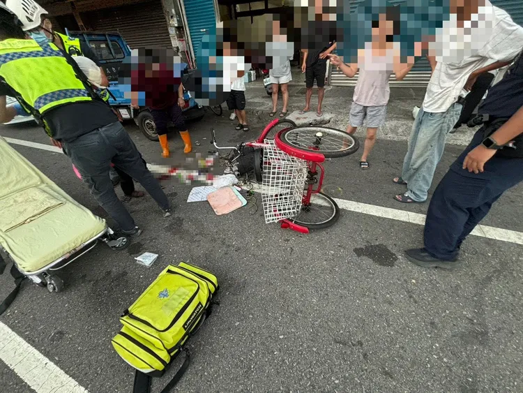 吳婦緊靠路邊騎三輪腳踏車，仍被後方機車追撞。民眾提供