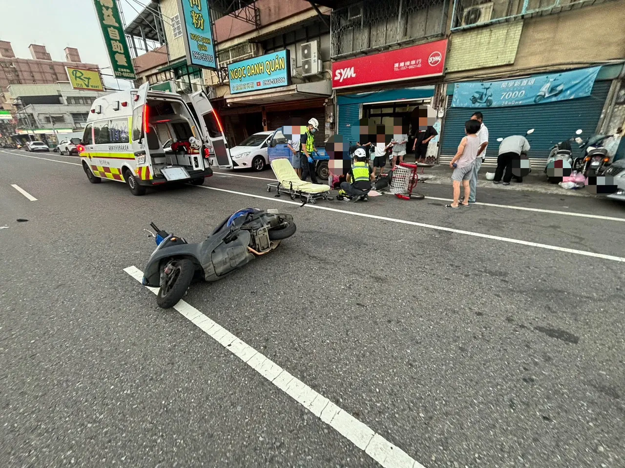 肇事骑士连人带车滑到马路中间摔倒。民众提供