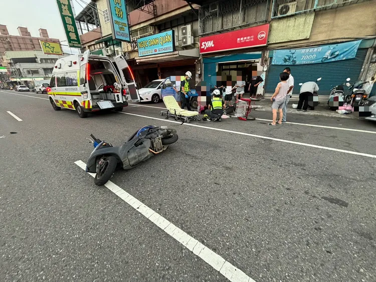 肇事騎士連人帶車滑到馬路中間摔倒。民眾提供