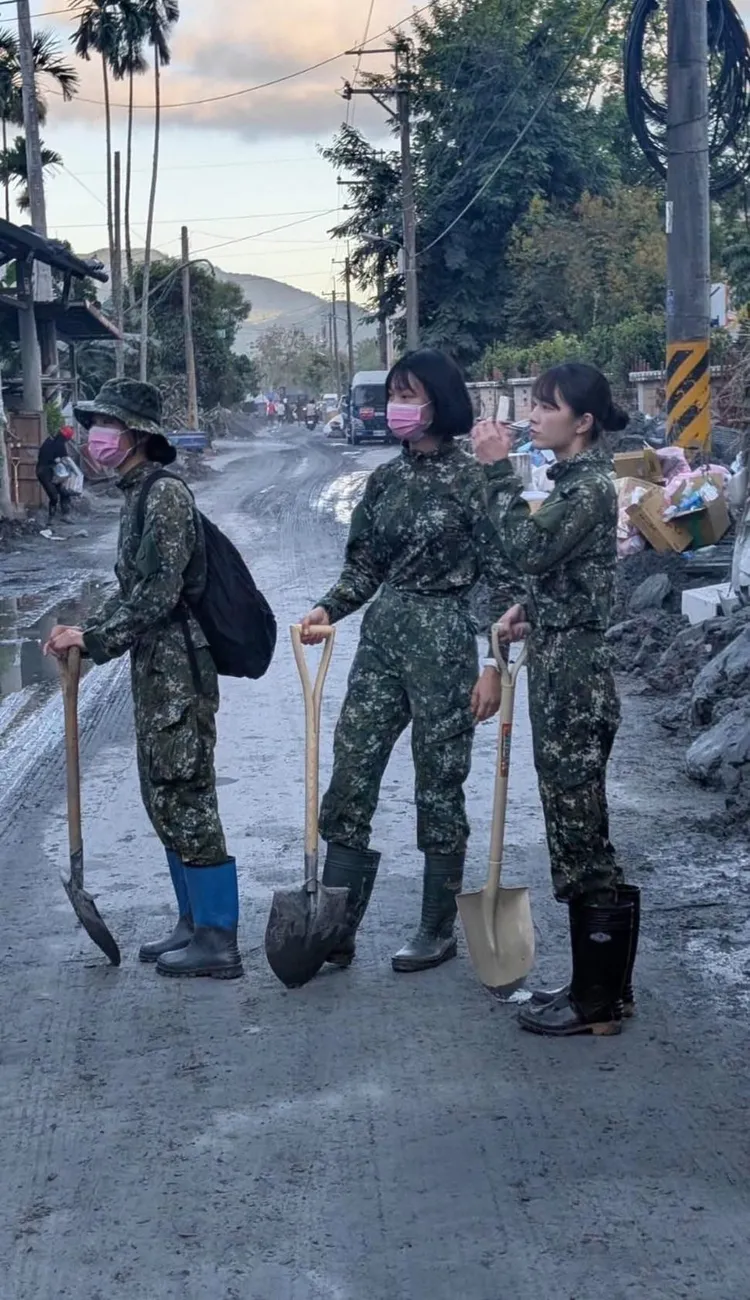 國軍粉專3名女兵利用休假投入花蓮災區救援的照片。翻攝《靠北長官2020》粉專