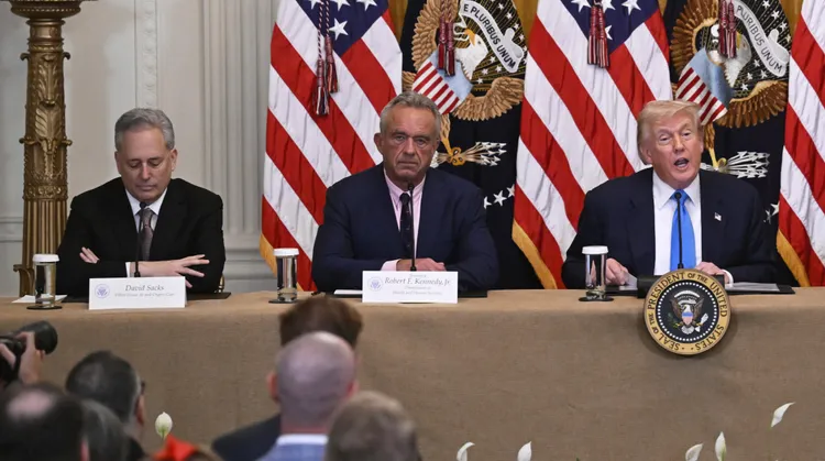 塞克斯（左一）是美國總統川普（右一）最信任的AI顧問。美聯社