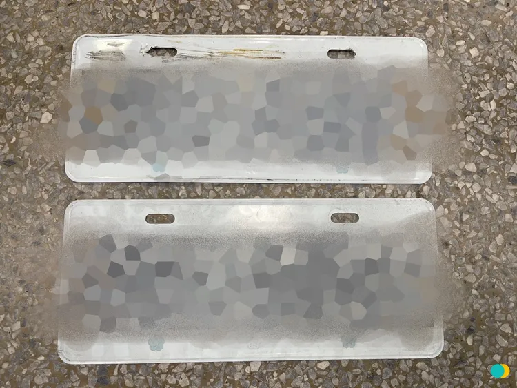 張男透過蝦皮購物客製化假車牌懸掛。翻攝畫面