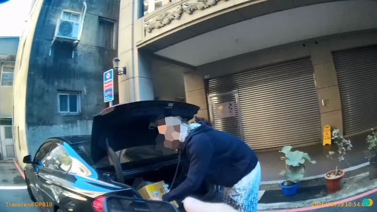 22岁张男风光开著BMW出门，结果因为悬挂伪造车牌，被警方AI巡航辨识系统抓个正著，当下变得很狼狈。翻摄画面