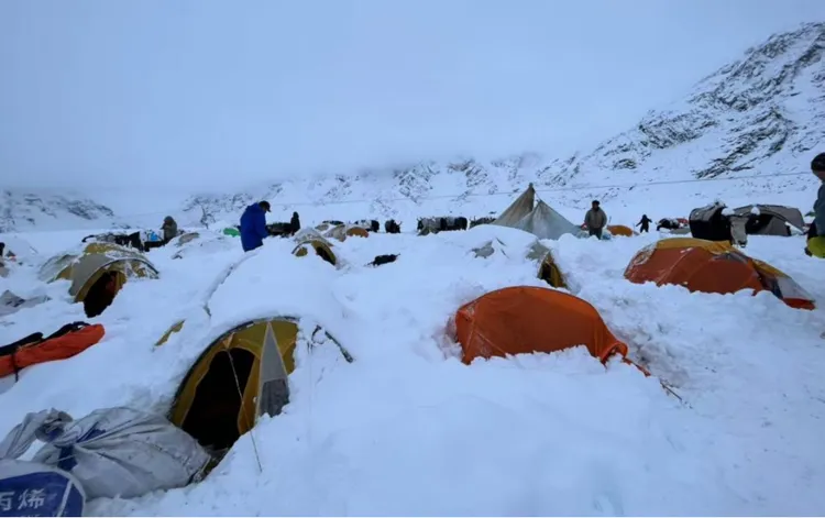 聖母峰的風雪壓垮帳篷。翻攝觀察者網