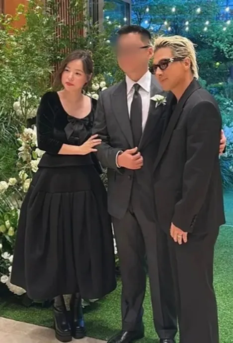 閔孝琳（左）跟太陽參加攝影師穆正旭的婚禮，臉頰洋溢幸福肥。翻攝論壇