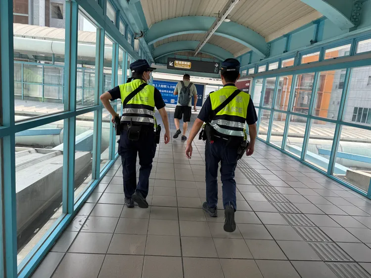 有男子疑惡作劇打電話說要放炸彈，捷運警察巡邏各站體。李易昌攝
