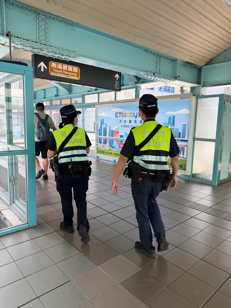有男子疑惡作劇打電話說要放炸彈，捷運警察巡邏各站體。李易昌攝