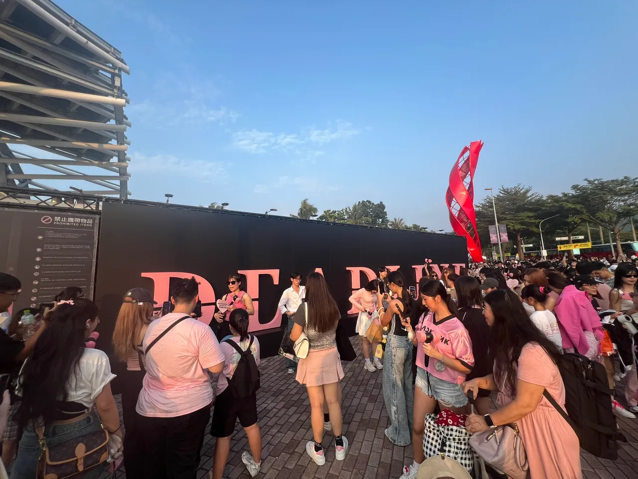 世运门口的DEADLINE 3D浮雕LOGO是台湾场独有。陈薇安摄