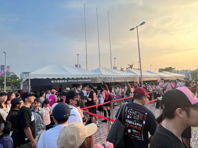 BLACKPINK開唱前，周邊排隊人潮依舊。陳薇安攝