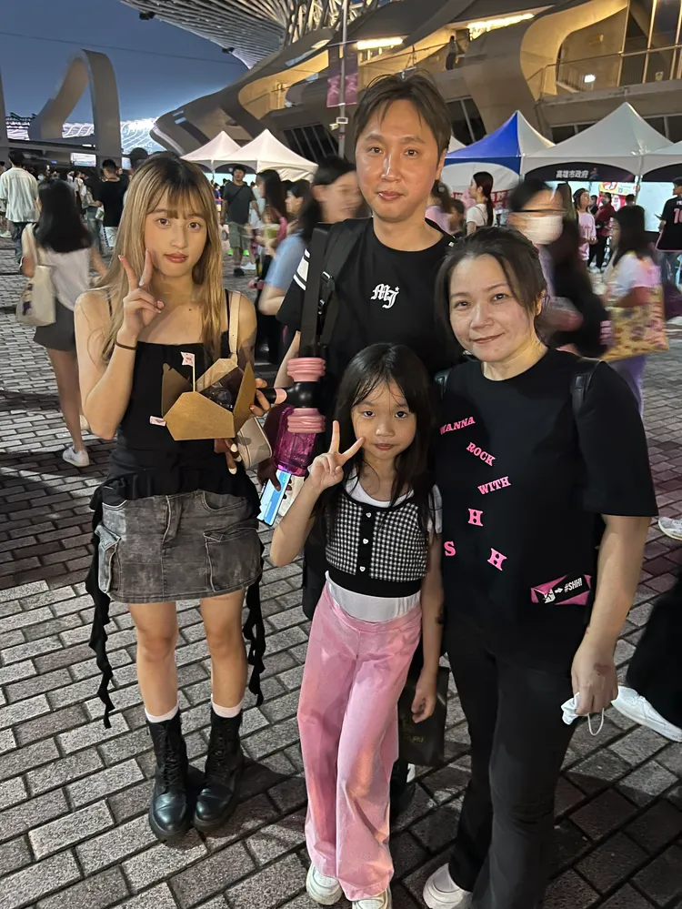 陳氏夫妻帶國小3年級的女兒靚靚（前）與高中大女兒，全家從台北南下追星。陳薇安攝