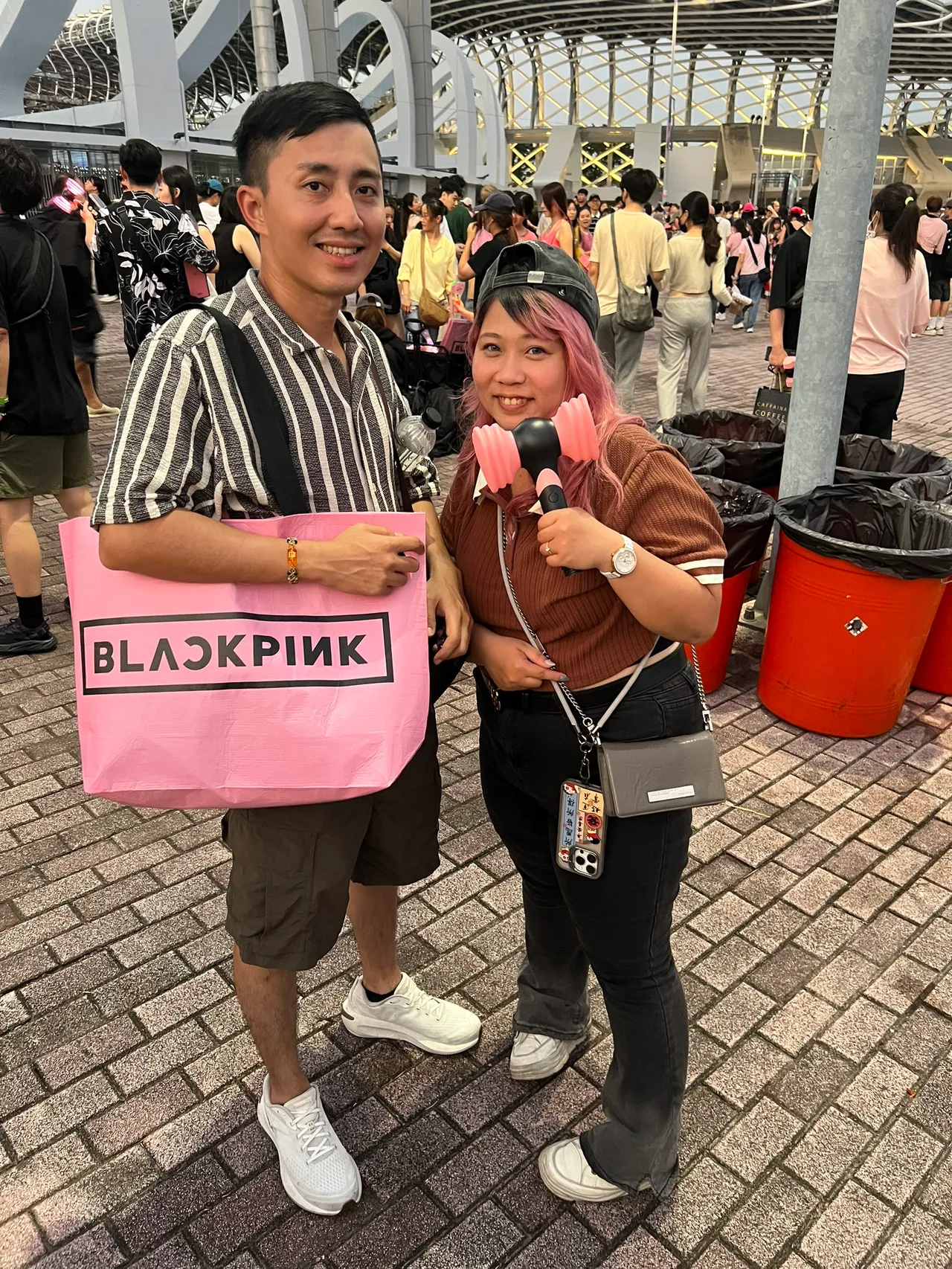 米米(右)被老公小默要求染粉红色头发,陪他追BLACKPINK。陈薇安摄