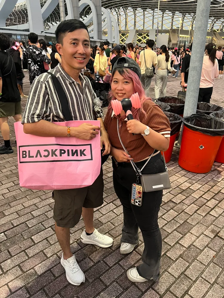 米米（右）被老公小默要求染粉紅色頭髮，陪他追BLACKPINK。陳薇安攝