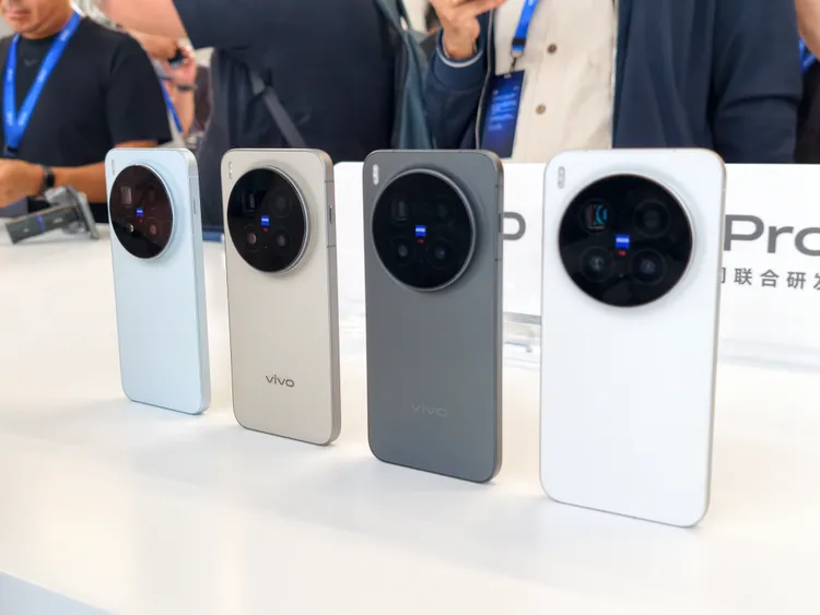 X300 Pro共有曠野棕、自在藍、純粹黑、簡單白四色。趙筱文攝

