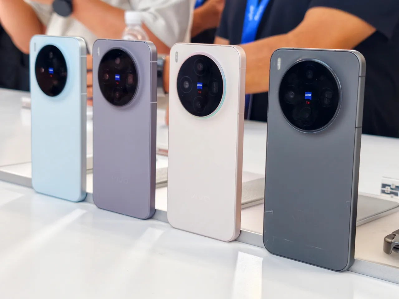 X300预计有幸运彩、自在蓝、惬意紫、纯粹黑四色。赵筱文摄